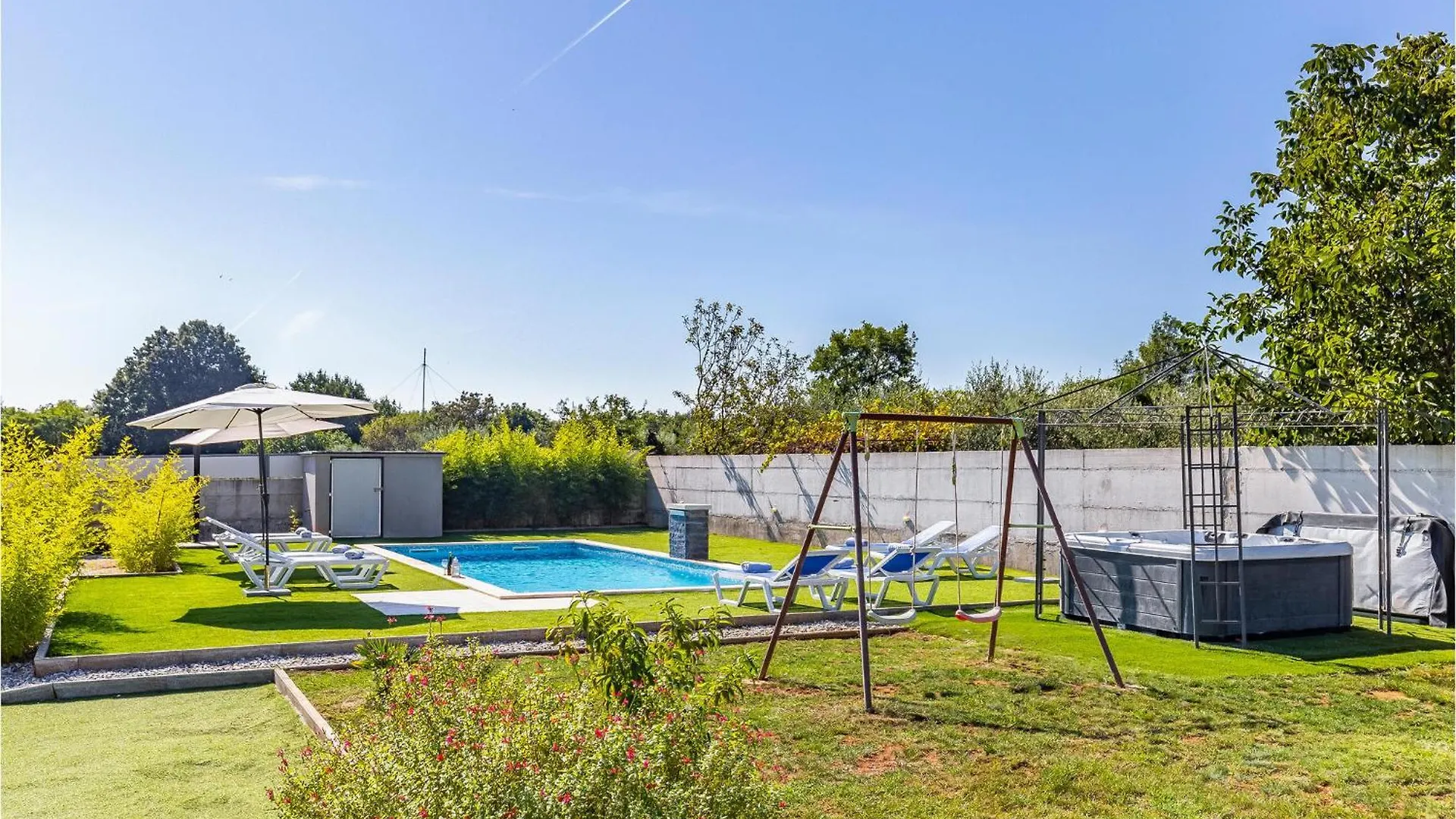 Holiday home 6 Bedroom Beautiful Home In Medulin