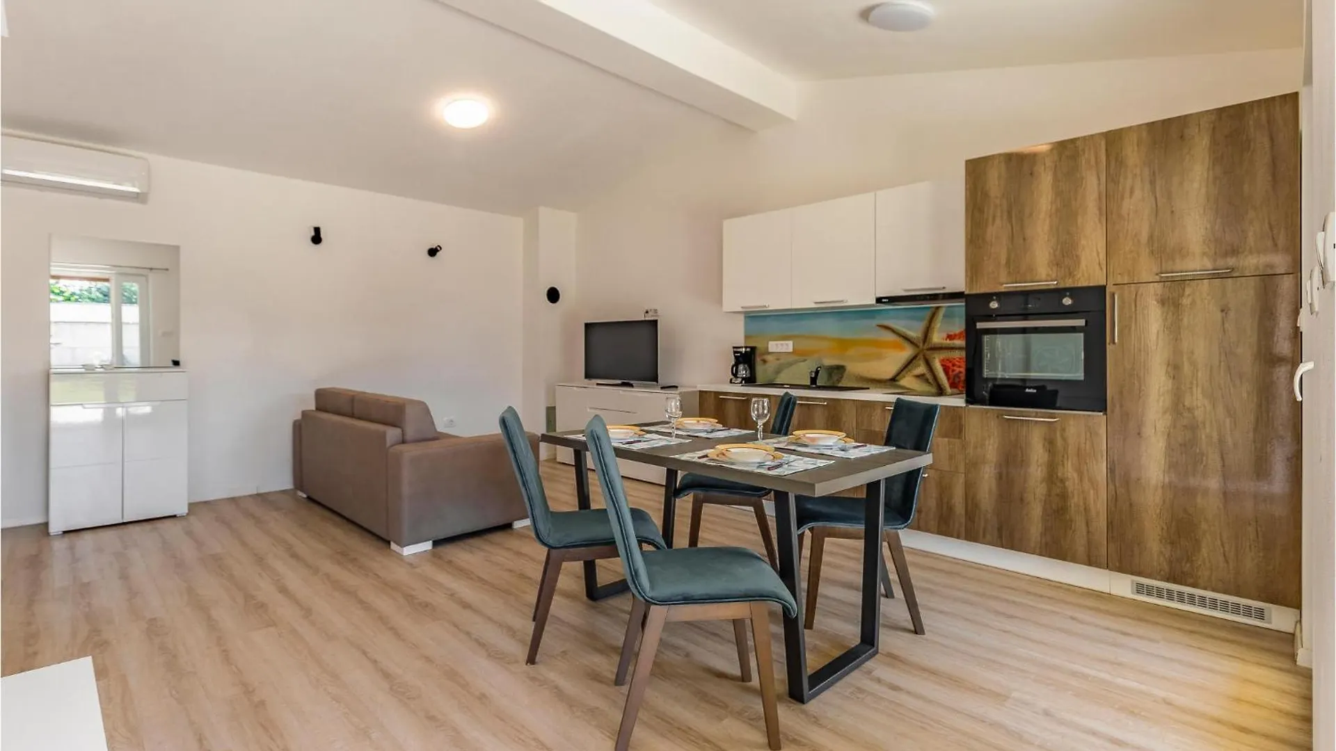 6 Bedroom Beautiful Home In Medulin 0*,