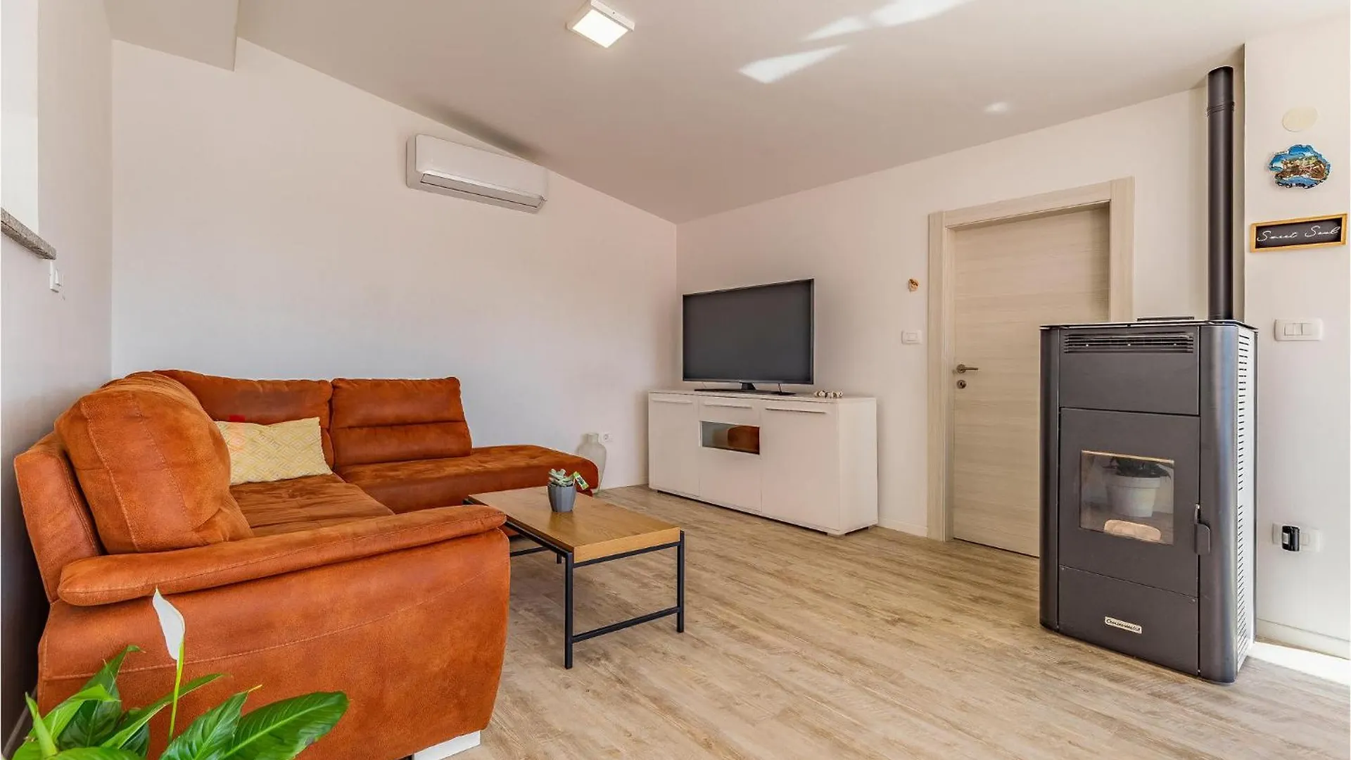 Holiday home 6 Bedroom Beautiful Home In Medulin