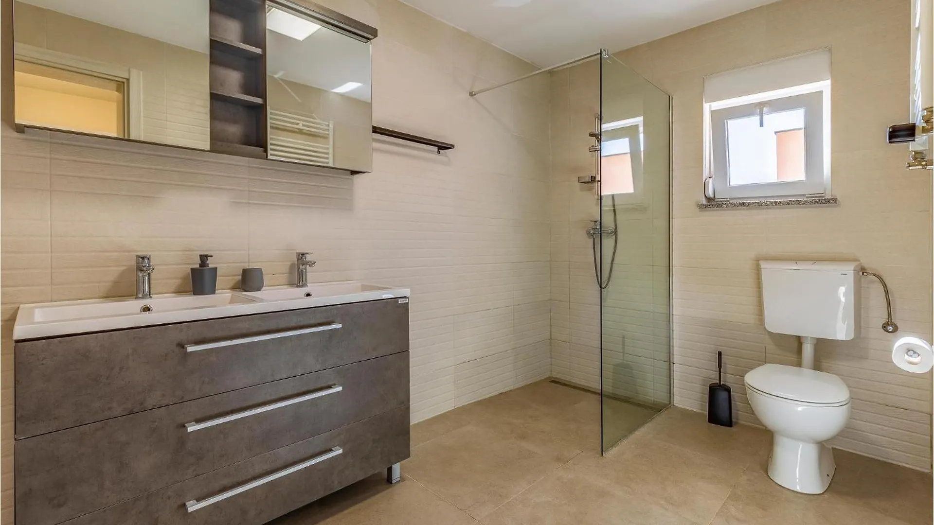 6 Bedroom Beautiful Home In Medulin