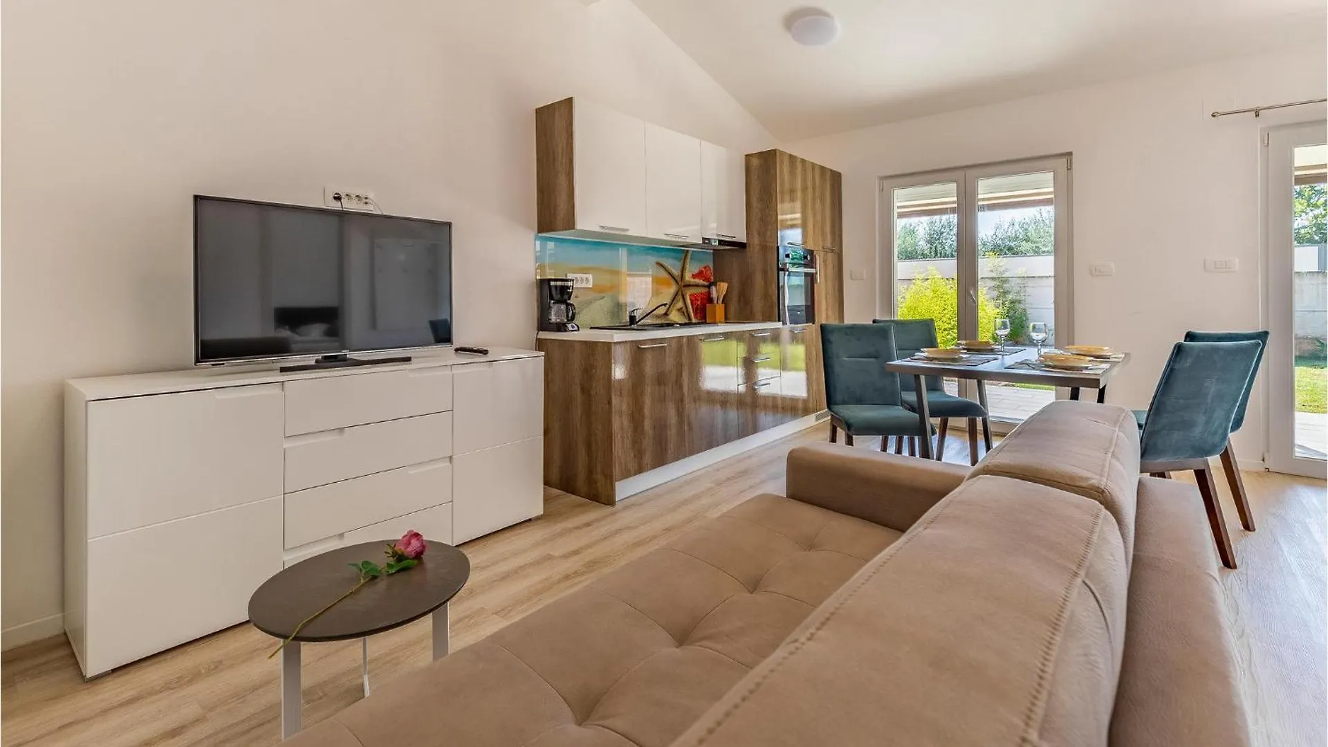 Holiday home 6 Bedroom Beautiful Home In Medulin