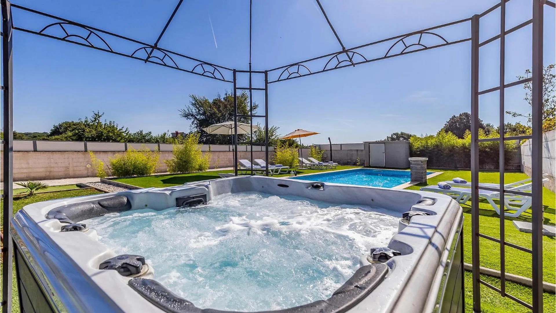 Holiday home 6 Bedroom Beautiful Home In Medulin