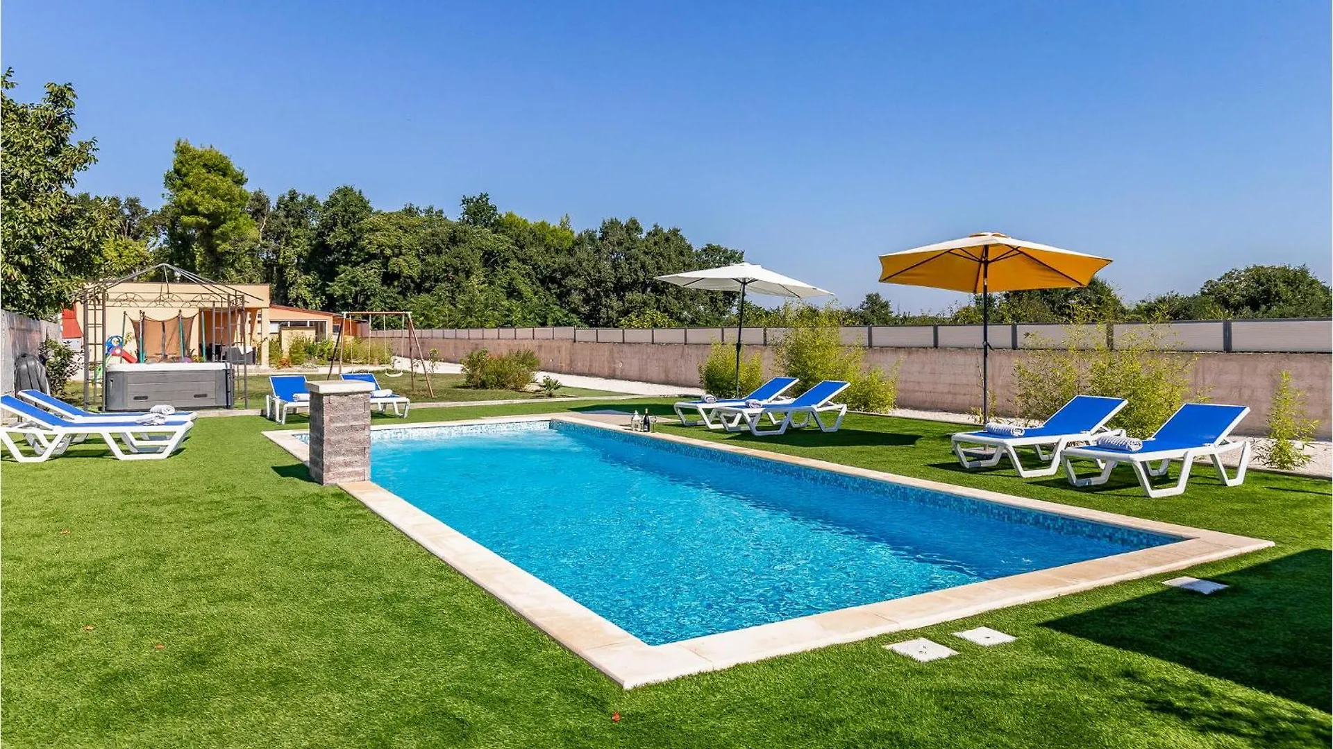 6 Bedroom Beautiful Home In Medulin Holiday home