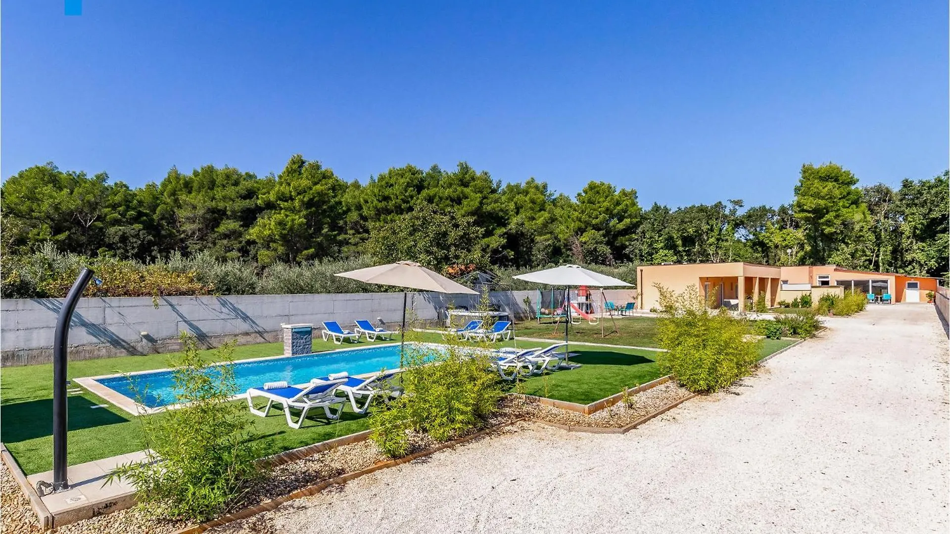 6 Bedroom Beautiful Home In Medulin location