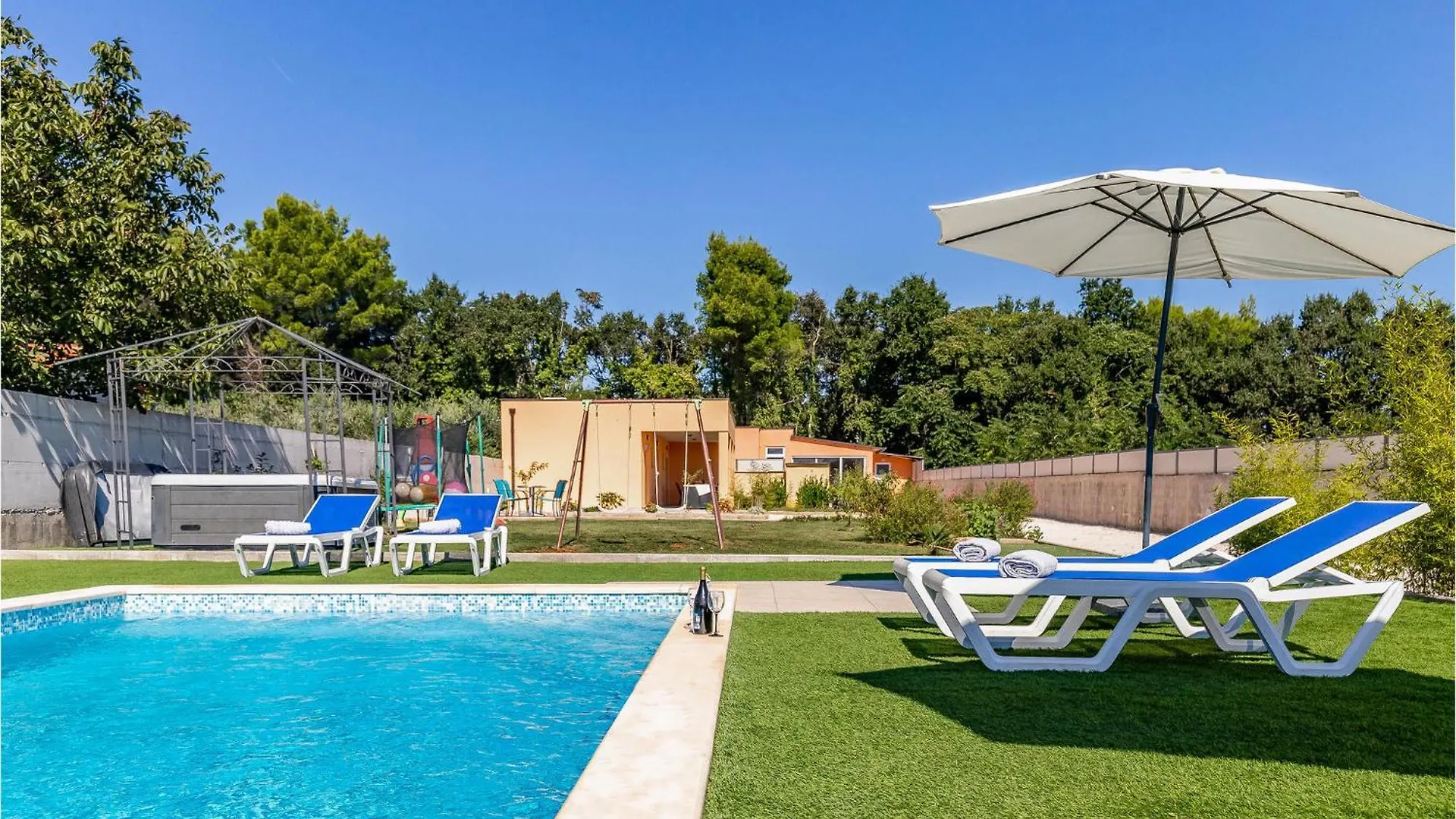 6 Bedroom Beautiful Home In Medulin